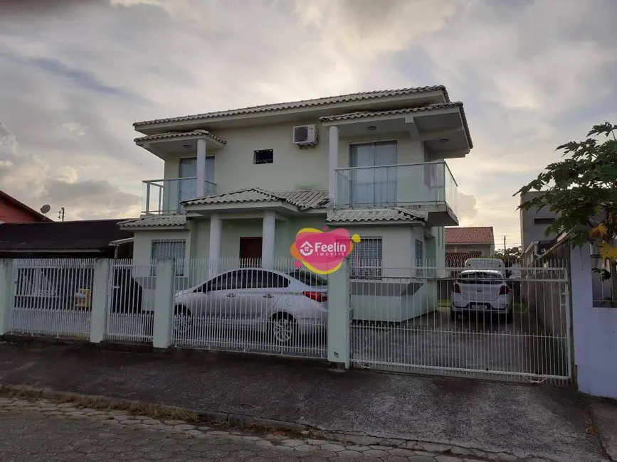 Casa com 3 quartos à venda, 360m2 em Carianos, Florianopolis - SC - imagem 3 Foto 3 de Casa com 3 quartos à venda, 360m2 em Carianos, Florianopolis - SC