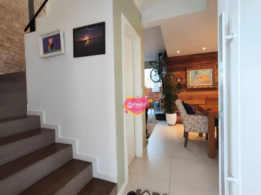 Casa com 4 quartos à venda, 268m2 em Carianos, Florianopolis - SC - imagem 3 Foto 3 de Casa com 4 quartos à venda, 268m2 em Carianos, Florianopolis - SC