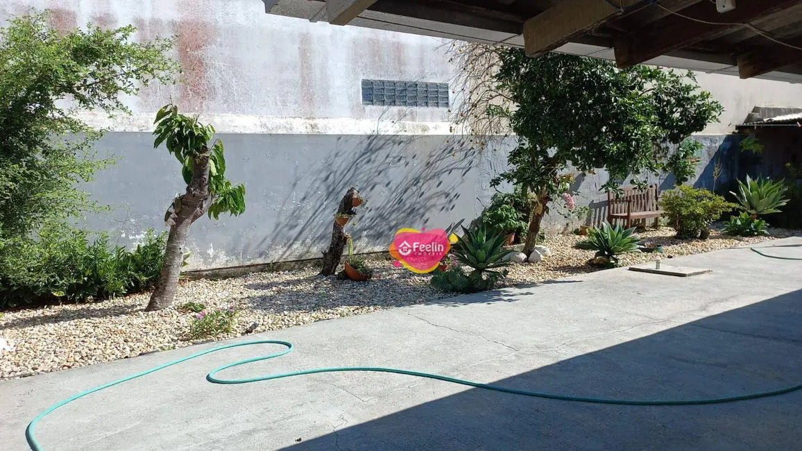 Casa com 3 quartos à venda, 1145m2 em Carianos, Florianopolis - SC - imagem 3 Foto 3 de Casa com 3 quartos à venda, 1145m2 em Carianos, Florianopolis - SC