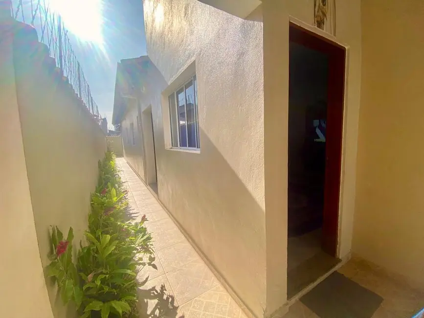 Casa com 3 quartos à venda, 80m2 em Itanhaem - SP - imagem 3 Foto 3 de Casa com 3 quartos à venda, 80m2 em Itanhaem - SP