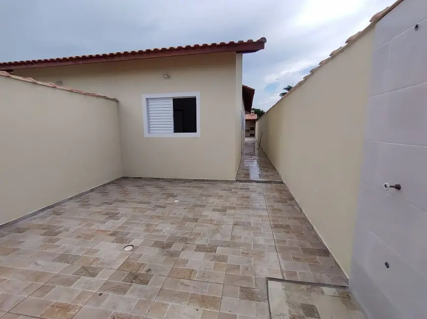 Foto 1 de Casa com 2 quartos à venda, 66m2 em Itanhaem - SP