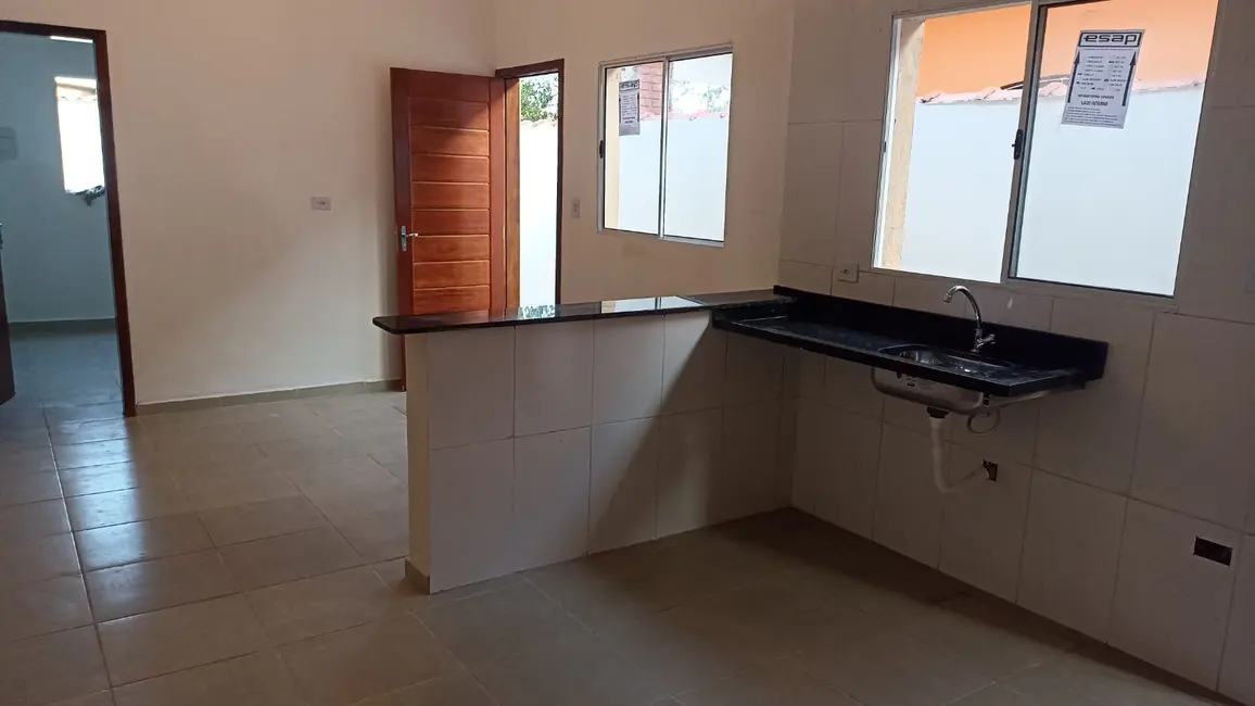 Foto 2 de Casa com 2 quartos à venda, 61m2 em Itanhaem - SP