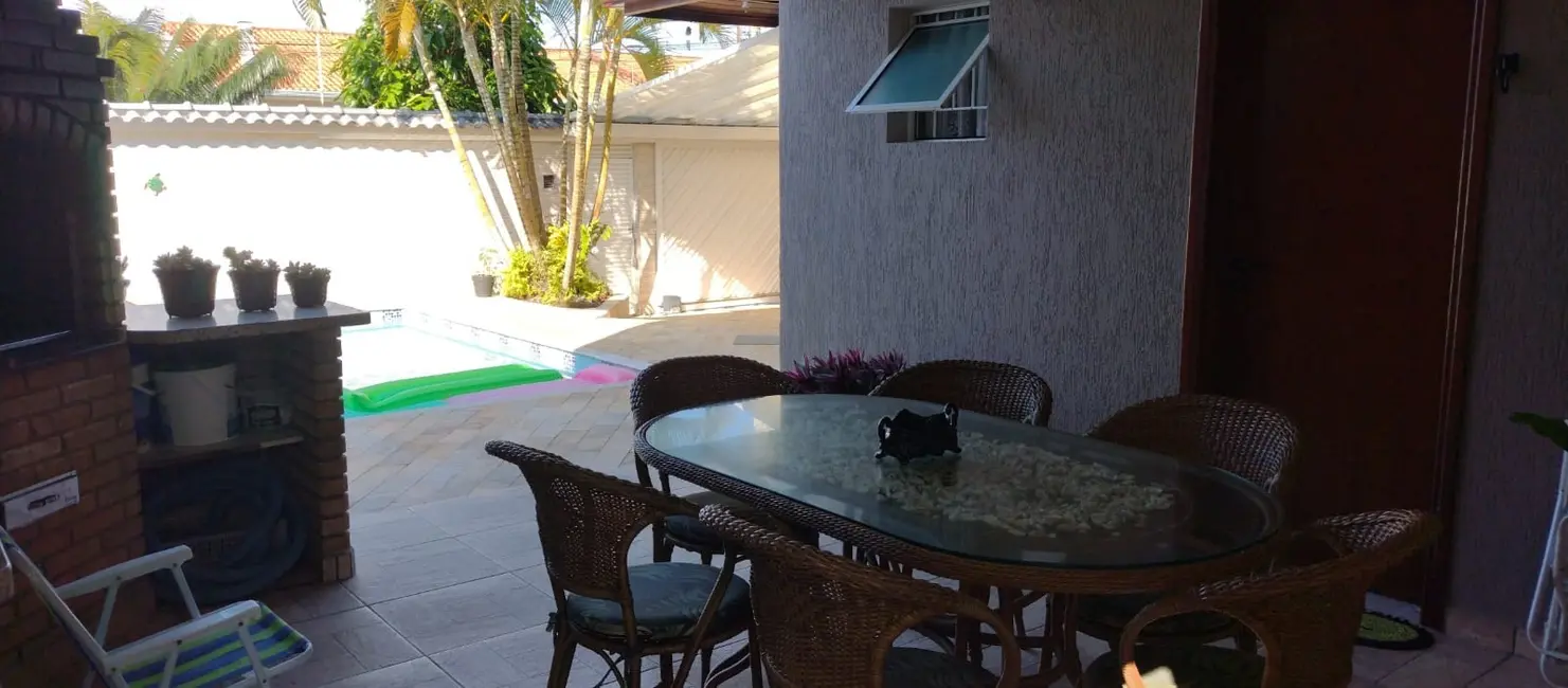 Casa com 3 quartos à venda, 201m2 em Peruibe - SP - imagem 3 Foto 3 de Casa com 3 quartos à venda, 201m2 em Peruibe - SP