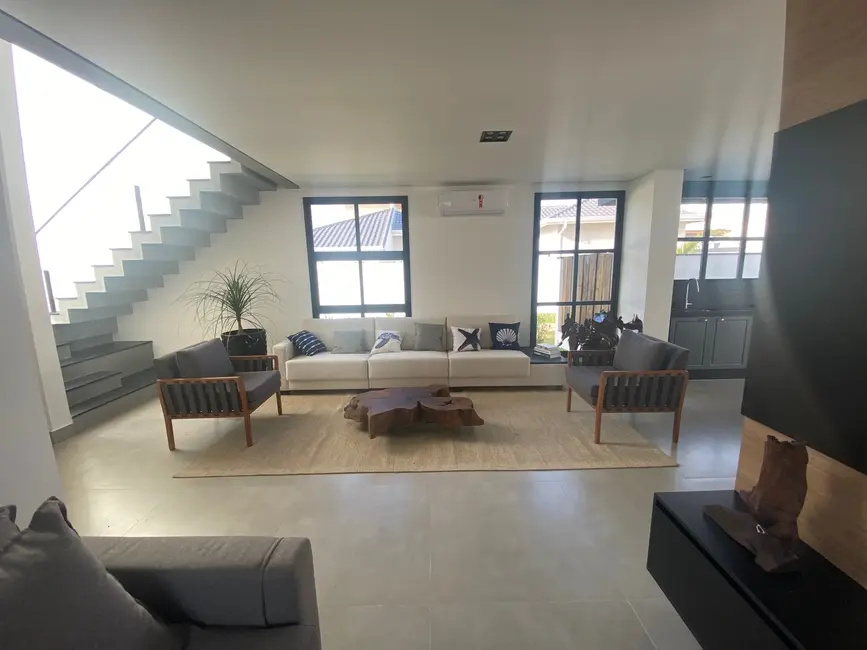 Casa com 3 quartos à venda, 200m2 em Peruibe - SP - imagem 6 Foto 6 de Casa com 3 quartos à venda, 200m2 em Peruibe - SP