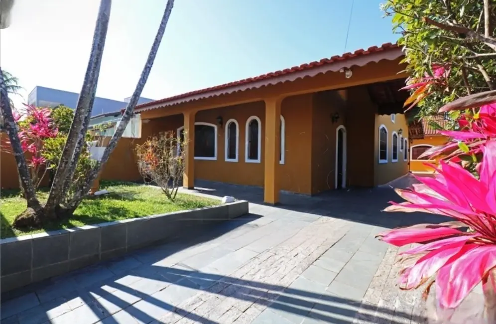 Casa com 3 quartos à venda, 240m2 em Peruibe - SP - imagem 1 Foto 1 de Casa com 3 quartos à venda, 240m2 em Peruibe - SP