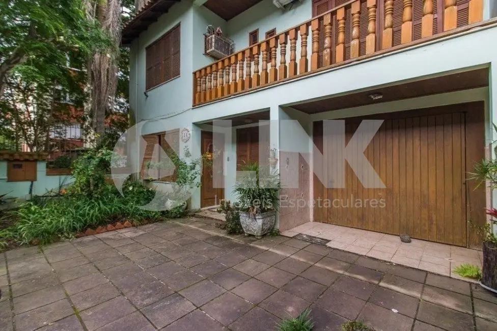 Casa com 4 quartos à venda, 250m2 em Passo da Areia, Porto Alegre - RS - imagem 1 Foto 1 de Casa com 4 quartos à venda, 250m2 em Passo da Areia, Porto Alegre - RS
