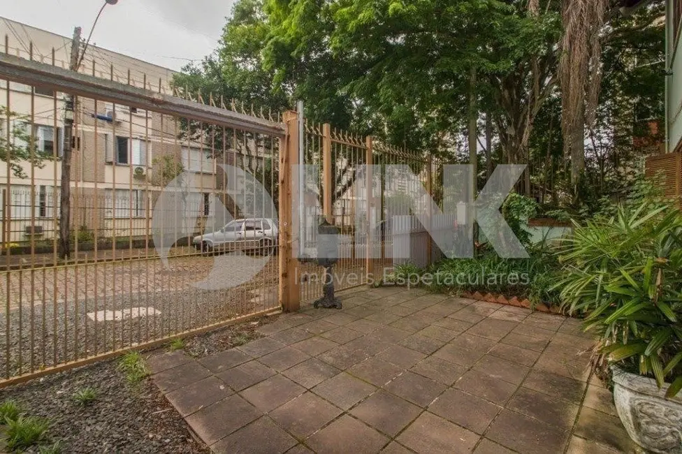 Casa com 4 quartos à venda, 250m2 em Passo da Areia, Porto Alegre - RS - imagem 2 Foto 2 de Casa com 4 quartos à venda, 250m2 em Passo da Areia, Porto Alegre - RS
