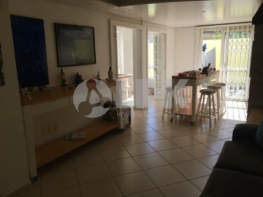 Casa com 6 quartos à venda, 480m2 em Passo da Areia, Porto Alegre - RS - imagem 5 Foto 5 de Casa com 6 quartos à venda, 480m2 em Passo da Areia, Porto Alegre - RS