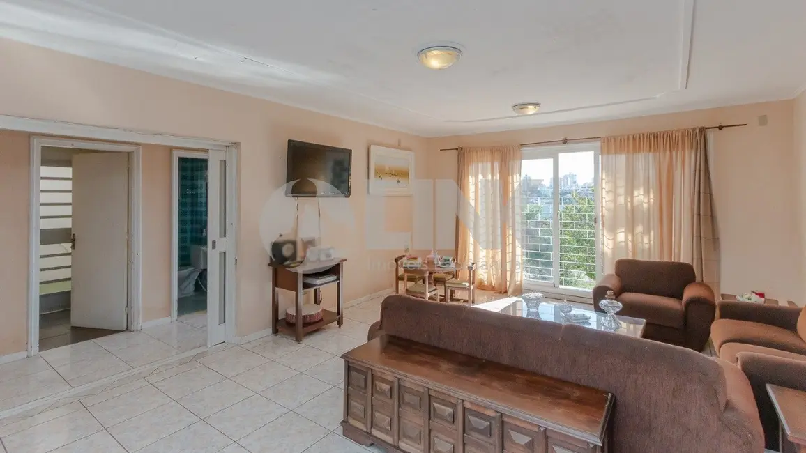 Casa com 4 quartos à venda, 255m2 em Chácara das Pedras, Porto Alegre - RS - imagem 3 Foto 3 de Casa com 4 quartos à venda, 255m2 em Chácara das Pedras, Porto Alegre - RS