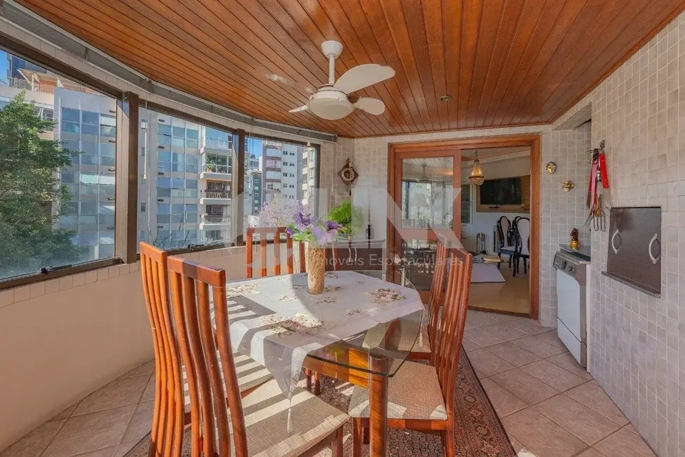 Apartamento com 3 quartos à venda, 107m2 em Rio Branco, Porto Alegre - RS - imagem 6 Foto 6 de Apartamento com 3 quartos à venda, 107m2 em Rio Branco, Porto Alegre - RS