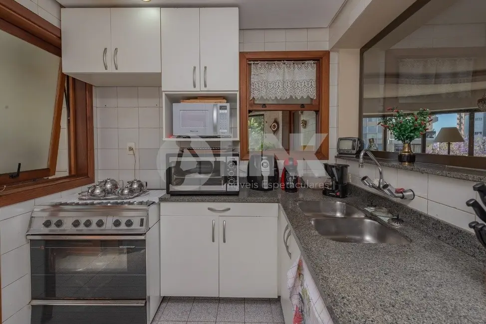 Apartamento com 3 quartos à venda, 107m2 em Rio Branco, Porto Alegre - RS - imagem 7 Foto 7 de Apartamento com 3 quartos à venda, 107m2 em Rio Branco, Porto Alegre - RS