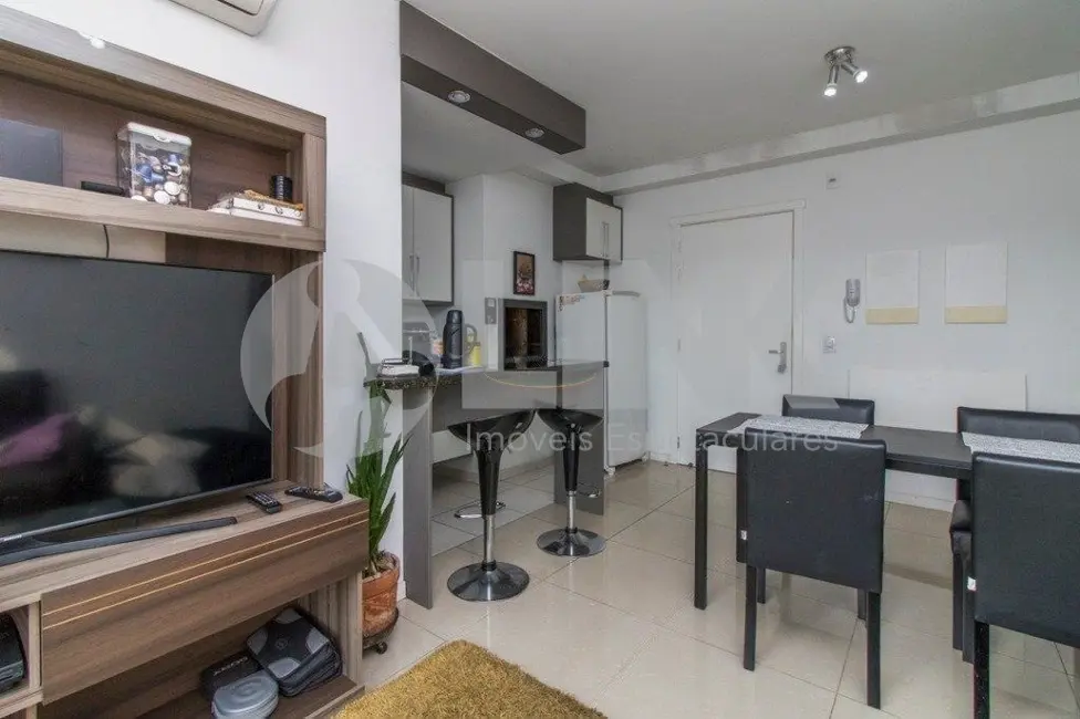 Foto 2 de Apartamento com 2 quartos à venda, 63m2 em Passo da Areia, Porto Alegre - RS