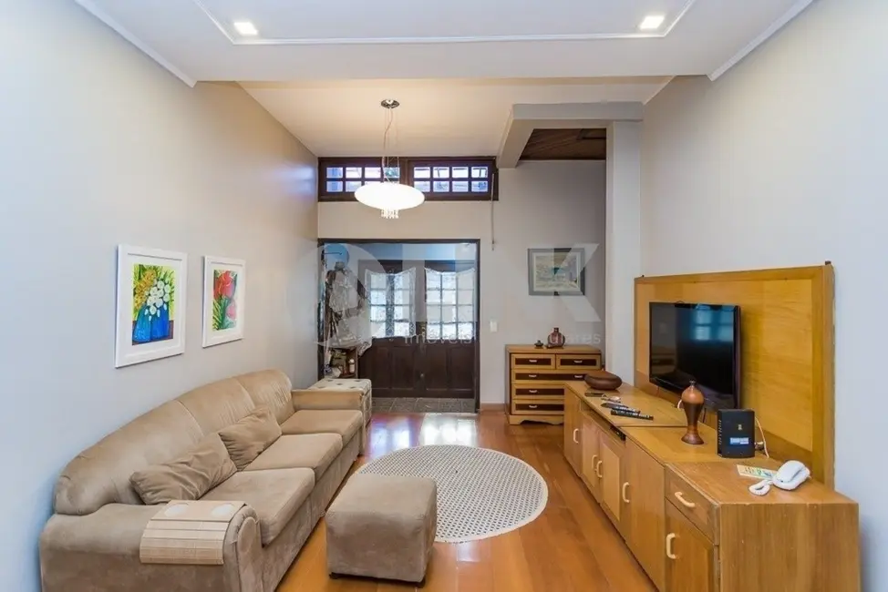 Casa com 3 quartos à venda, 140m2 em Passo da Areia, Porto Alegre - RS - imagem 3 Foto 3 de Casa com 3 quartos à venda, 140m2 em Passo da Areia, Porto Alegre - RS