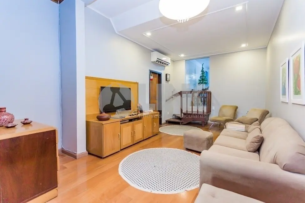 Casa com 3 quartos à venda, 140m2 em Passo da Areia, Porto Alegre - RS - imagem 2 Foto 2 de Casa com 3 quartos à venda, 140m2 em Passo da Areia, Porto Alegre - RS