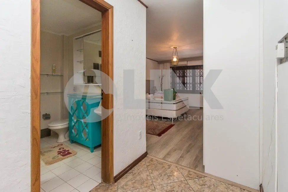 Casa com 3 quartos à venda, 400m2 em Passo da Areia, Porto Alegre - RS - imagem 6 Foto 6 de Casa com 3 quartos à venda, 400m2 em Passo da Areia, Porto Alegre - RS