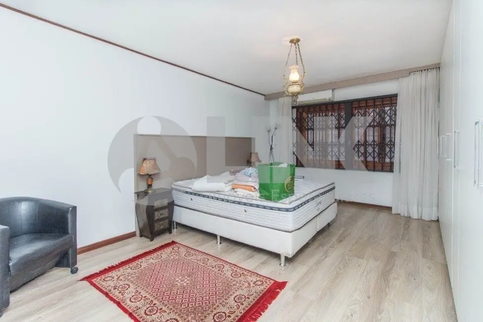 Casa com 3 quartos à venda, 400m2 em Passo da Areia, Porto Alegre - RS - imagem 7 Foto 7 de Casa com 3 quartos à venda, 400m2 em Passo da Areia, Porto Alegre - RS