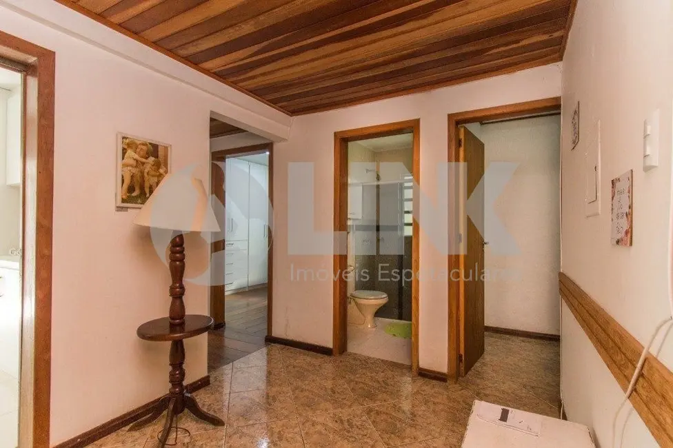 Casa com 3 quartos à venda, 400m2 em Passo da Areia, Porto Alegre - RS - imagem 5 Foto 5 de Casa com 3 quartos à venda, 400m2 em Passo da Areia, Porto Alegre - RS