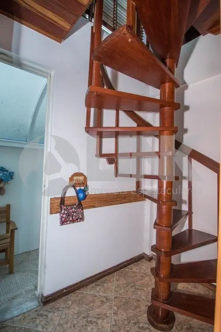 Casa com 3 quartos à venda, 400m2 em Passo da Areia, Porto Alegre - RS - imagem 4 Foto 4 de Casa com 3 quartos à venda, 400m2 em Passo da Areia, Porto Alegre - RS