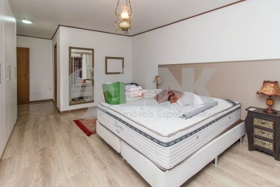 Casa com 3 quartos à venda, 400m2 em Passo da Areia, Porto Alegre - RS - imagem 9 Foto 9 de Casa com 3 quartos à venda, 400m2 em Passo da Areia, Porto Alegre - RS