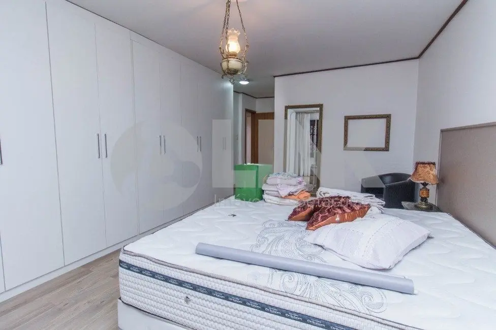 Casa com 3 quartos à venda, 400m2 em Passo da Areia, Porto Alegre - RS - imagem 8 Foto 8 de Casa com 3 quartos à venda, 400m2 em Passo da Areia, Porto Alegre - RS
