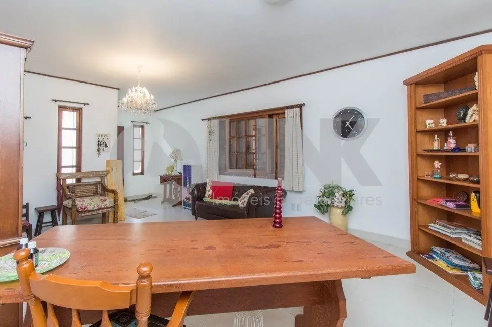 Casa com 3 quartos à venda, 400m2 em Passo da Areia, Porto Alegre - RS - imagem 3 Foto 3 de Casa com 3 quartos à venda, 400m2 em Passo da Areia, Porto Alegre - RS