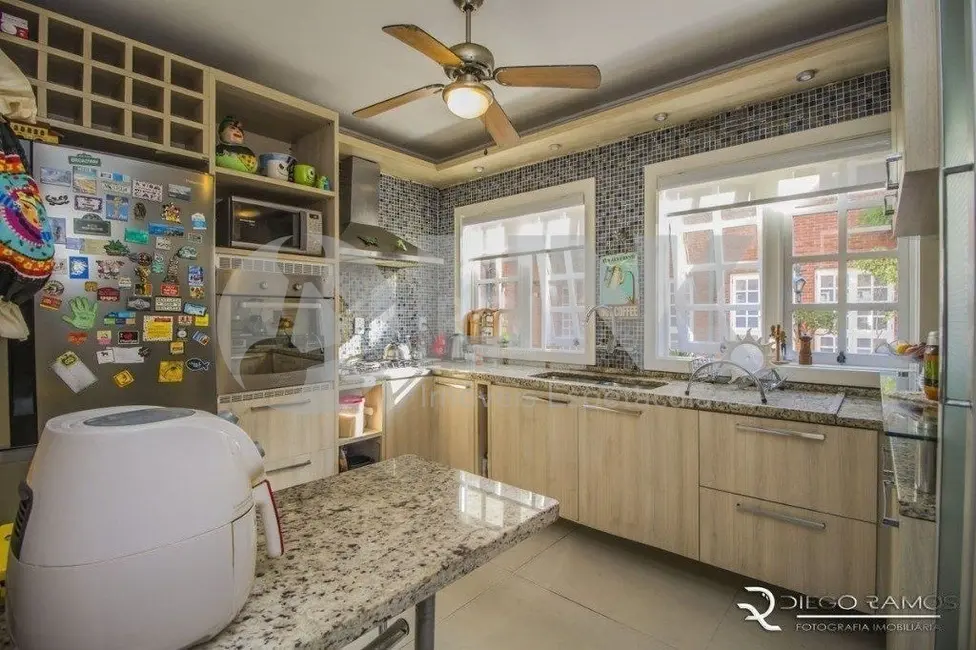 Foto 9 de Casa de Condomínio com 3 quartos à venda, 280m2 em Chácara das Pedras, Porto Alegre - RS