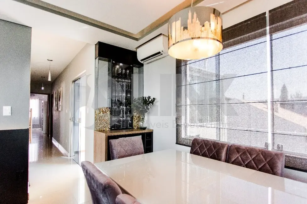 Apartamento com 3 quartos à venda, 164m2 em Vila Ipiranga, Porto Alegre - RS - imagem 6 Foto 6 de Apartamento com 3 quartos à venda, 164m2 em Vila Ipiranga, Porto Alegre - RS