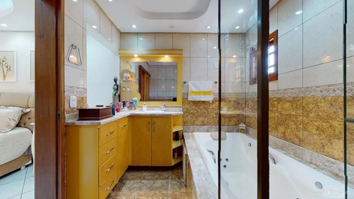 Casa com 3 quartos à venda, 300m2 em Porto Alegre - RS - imagem 9 Foto 9 de Casa com 3 quartos à venda, 300m2 em Porto Alegre - RS
