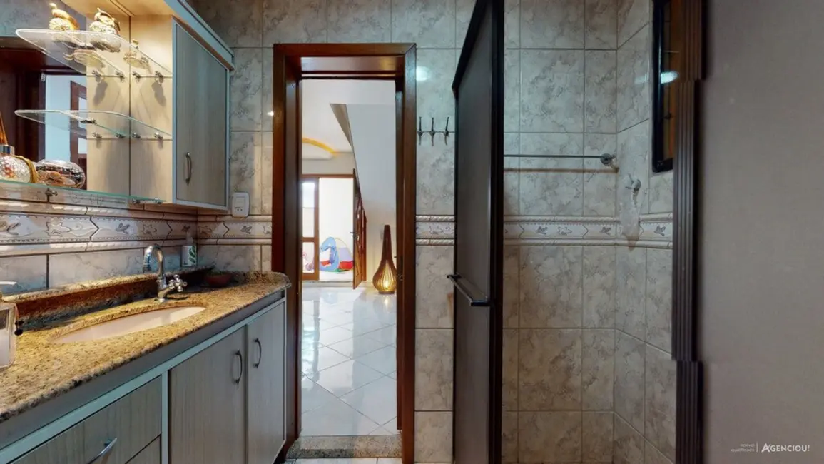 Casa com 3 quartos à venda, 300m2 em Porto Alegre - RS - imagem 8 Foto 8 de Casa com 3 quartos à venda, 300m2 em Porto Alegre - RS