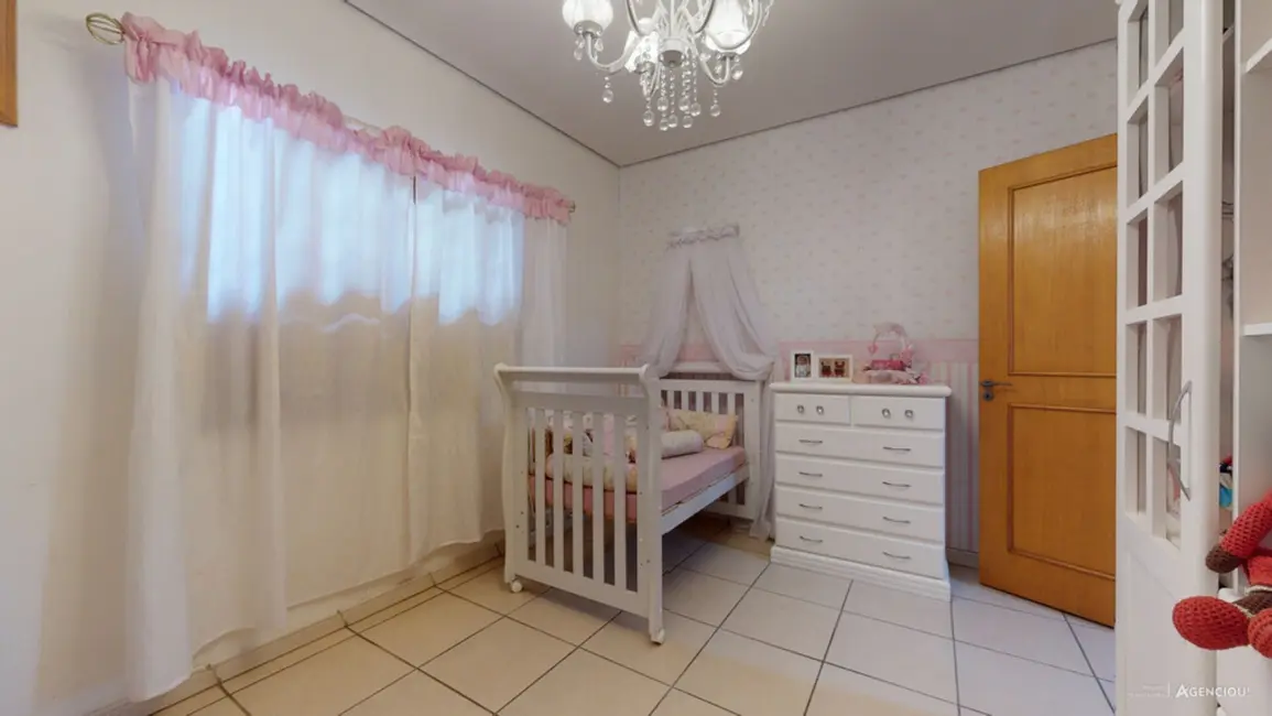 Casa com 3 quartos à venda, 300m2 em Porto Alegre - RS - imagem 3 Foto 3 de Casa com 3 quartos à venda, 300m2 em Porto Alegre - RS