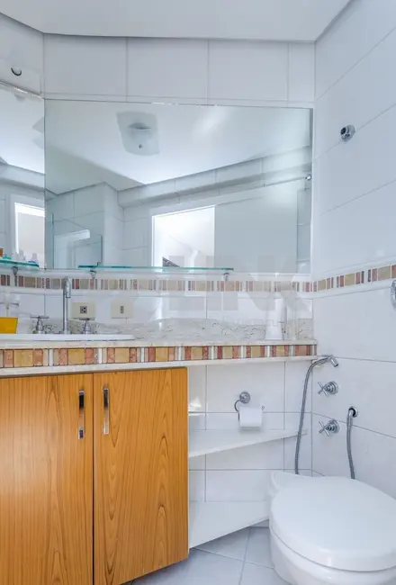 Apartamento com 3 quartos à venda, 123m2 em Higienópolis, Porto Alegre - RS - imagem 8 Foto 8 de Apartamento com 3 quartos à venda, 123m2 em Higienópolis, Porto Alegre - RS