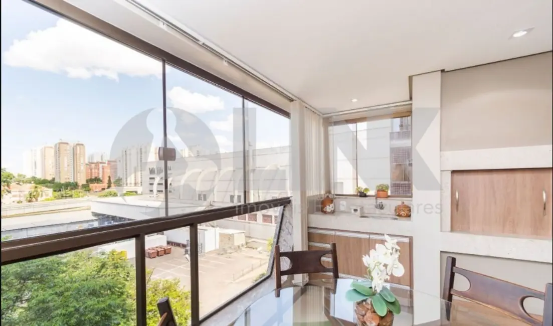 Apartamento com 3 quartos à venda, 118m2 em Passo da Areia, Porto Alegre - RS - imagem 6 Foto 6 de Apartamento com 3 quartos à venda, 118m2 em Passo da Areia, Porto Alegre - RS