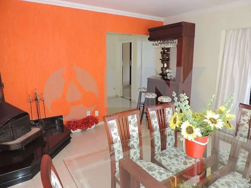 Casa com 3 quartos à venda, 260m2 em Vila Ipiranga, Porto Alegre - RS - imagem 6 Foto 6 de Casa com 3 quartos à venda, 260m2 em Vila Ipiranga, Porto Alegre - RS