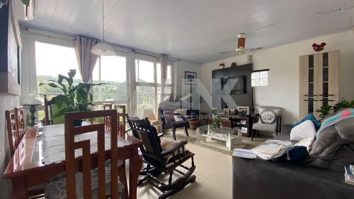 Casa com 3 quartos à venda, 200m2 em Jardim Carvalho, Porto Alegre - RS - imagem 2 Foto 2 de Casa com 3 quartos à venda, 200m2 em Jardim Carvalho, Porto Alegre - RS