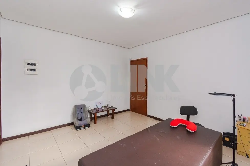 Casa com 2 quartos à venda, 128m2 em Medianeira, Porto Alegre - RS - imagem 4 Foto 4 de Casa com 2 quartos à venda, 128m2 em Medianeira, Porto Alegre - RS