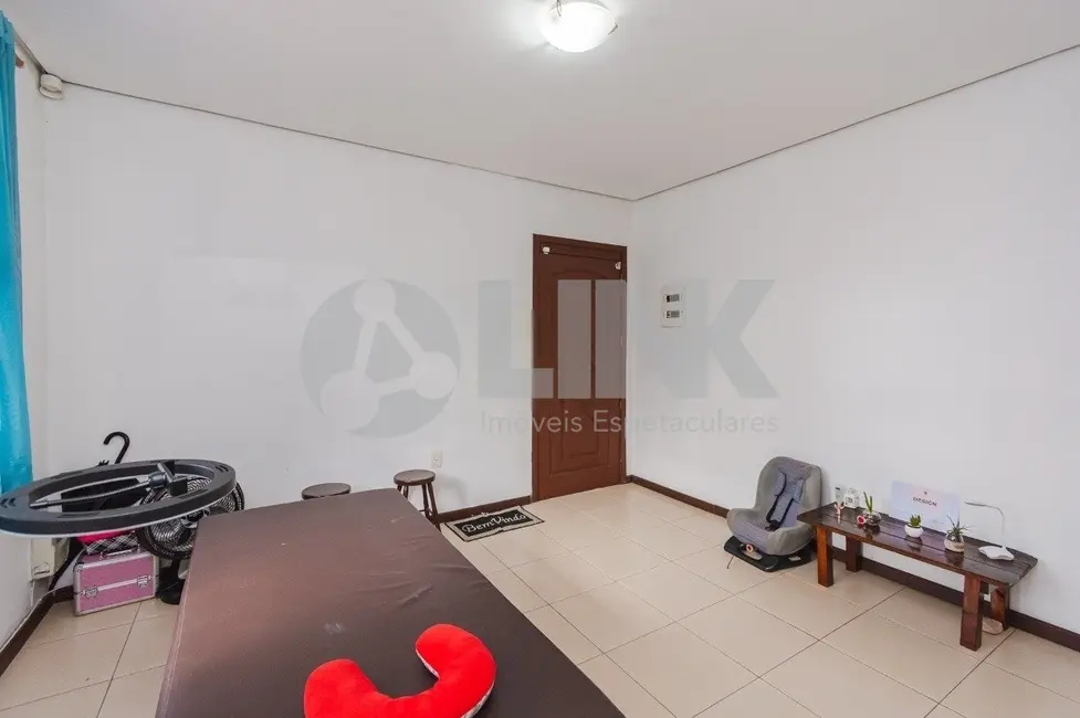 Casa com 2 quartos à venda, 128m2 em Medianeira, Porto Alegre - RS - imagem 3 Foto 3 de Casa com 2 quartos à venda, 128m2 em Medianeira, Porto Alegre - RS