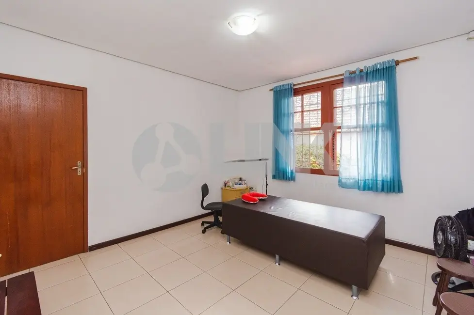 Casa com 2 quartos à venda, 128m2 em Medianeira, Porto Alegre - RS - imagem 2 Foto 2 de Casa com 2 quartos à venda, 128m2 em Medianeira, Porto Alegre - RS