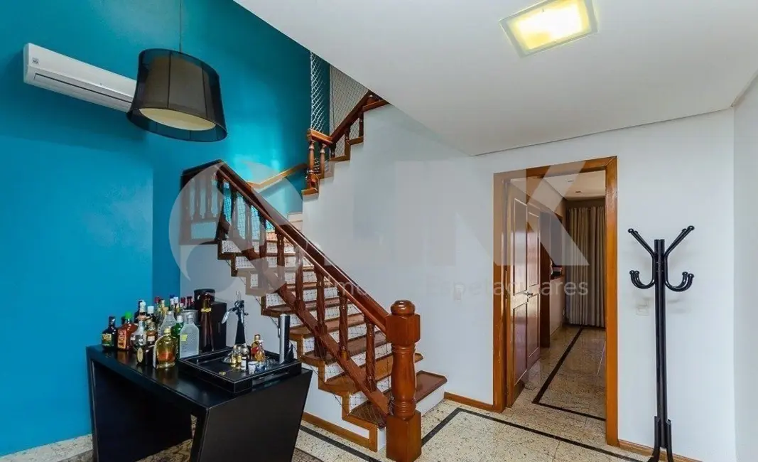 Casa com 4 quartos à venda, 413m2 em Medianeira, Porto Alegre - RS - imagem 6 Foto 6 de Casa com 4 quartos à venda, 413m2 em Medianeira, Porto Alegre - RS