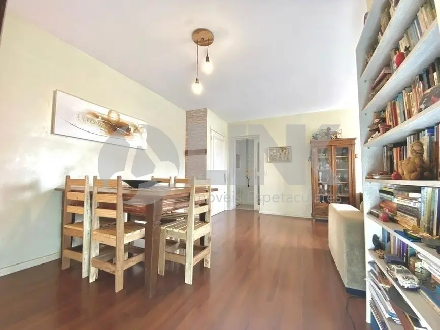 Apartamento com 3 quartos à venda, 106m2 em Rio Branco, Porto Alegre - RS - imagem 6 Foto 6 de Apartamento com 3 quartos à venda, 106m2 em Rio Branco, Porto Alegre - RS