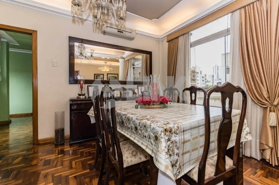 Apartamento com 3 quartos à venda, 116m2 em Moinhos de Vento, Porto Alegre - RS - imagem 3 Foto 3 de Apartamento com 3 quartos à venda, 116m2 em Moinhos de Vento, Porto Alegre - RS