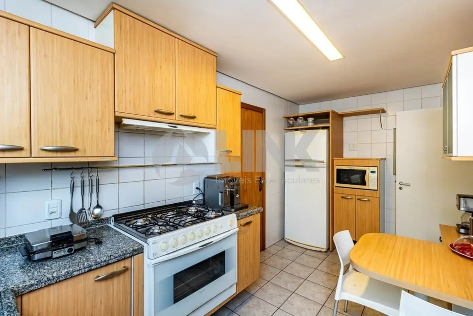 Apartamento com 3 quartos à venda, 162m2 em Moinhos de Vento, Porto Alegre - RS - imagem 9 Foto 9 de Apartamento com 3 quartos à venda, 162m2 em Moinhos de Vento, Porto Alegre - RS