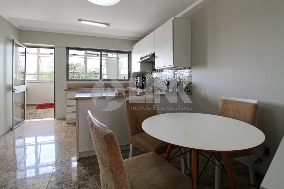 Apartamento com 3 quartos à venda, 165m2 em Menino Deus, Porto Alegre - RS - imagem 6 Foto 6 de Apartamento com 3 quartos à venda, 165m2 em Menino Deus, Porto Alegre - RS
