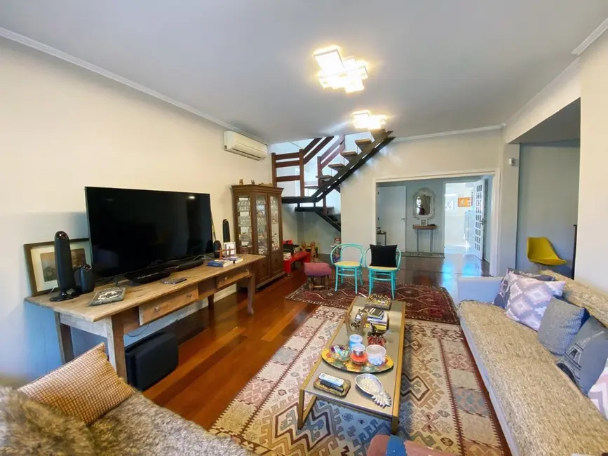 Casa com 3 quartos à venda, 381m2 em Teresópolis, Porto Alegre - RS - imagem 4 Foto 4 de Casa com 3 quartos à venda, 381m2 em Teresópolis, Porto Alegre - RS