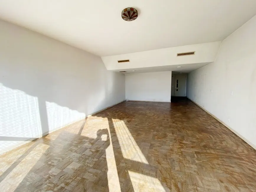 Apartamento com 3 quartos à venda, 195m2 em Moinhos de Vento, Porto Alegre - RS - imagem 5 Foto 5 de Apartamento com 3 quartos à venda, 195m2 em Moinhos de Vento, Porto Alegre - RS