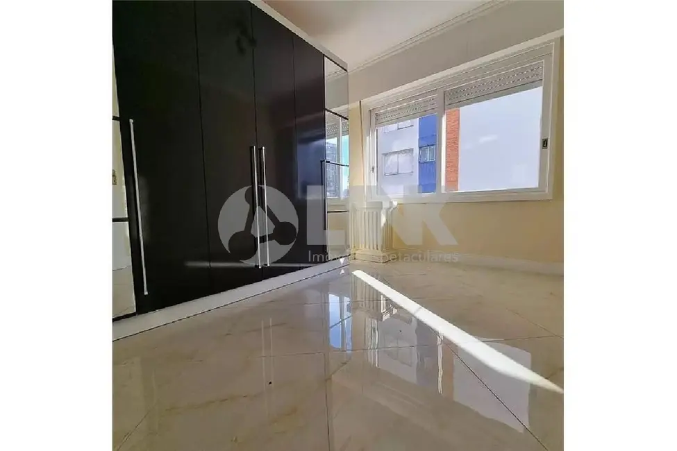 Apartamento com 3 quartos à venda, 120m2 em Moinhos de Vento, Porto Alegre - RS - imagem 6 Foto 6 de Apartamento com 3 quartos à venda, 120m2 em Moinhos de Vento, Porto Alegre - RS