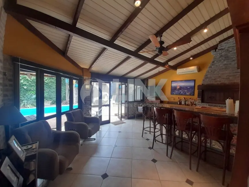 Casa com 4 quartos à venda, 390m2 em Petrópolis, Porto Alegre - RS - imagem 3 Foto 3 de Casa com 4 quartos à venda, 390m2 em Petrópolis, Porto Alegre - RS