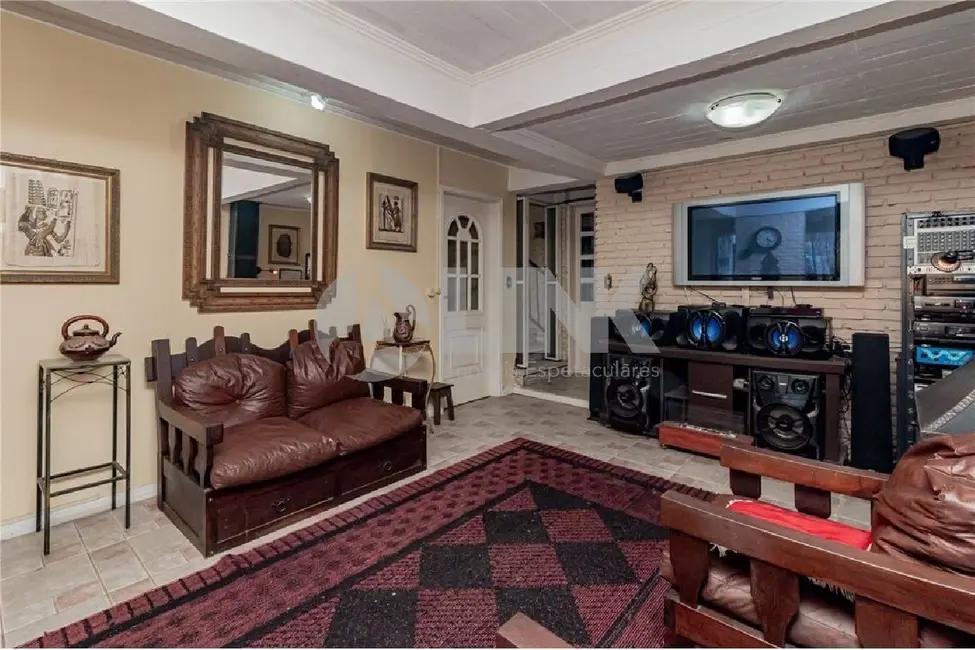 Casa com 7 quartos à venda, 400m2 em Chácara das Pedras, Porto Alegre - RS - imagem 3 Foto 3 de Casa com 7 quartos à venda, 400m2 em Chácara das Pedras, Porto Alegre - RS