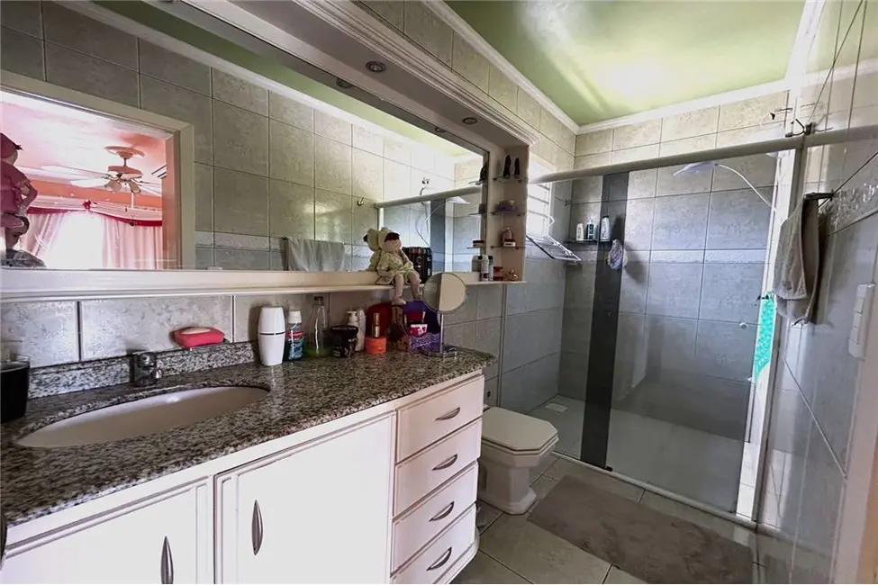 Casa com 3 quartos à venda, 200m2 em Igara, Canoas - RS - imagem 9 Foto 9 de Casa com 3 quartos à venda, 200m2 em Igara, Canoas - RS