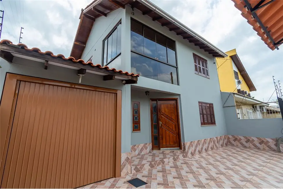 Casa com 3 quartos à venda, 132m2 em Igara, Canoas - RS - imagem 4 Foto 4 de Casa com 3 quartos à venda, 132m2 em Igara, Canoas - RS