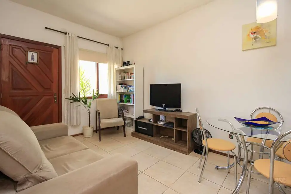 Foto 2 de Casa com 2 quartos à venda, 54m2 em Hípica, Porto Alegre - RS